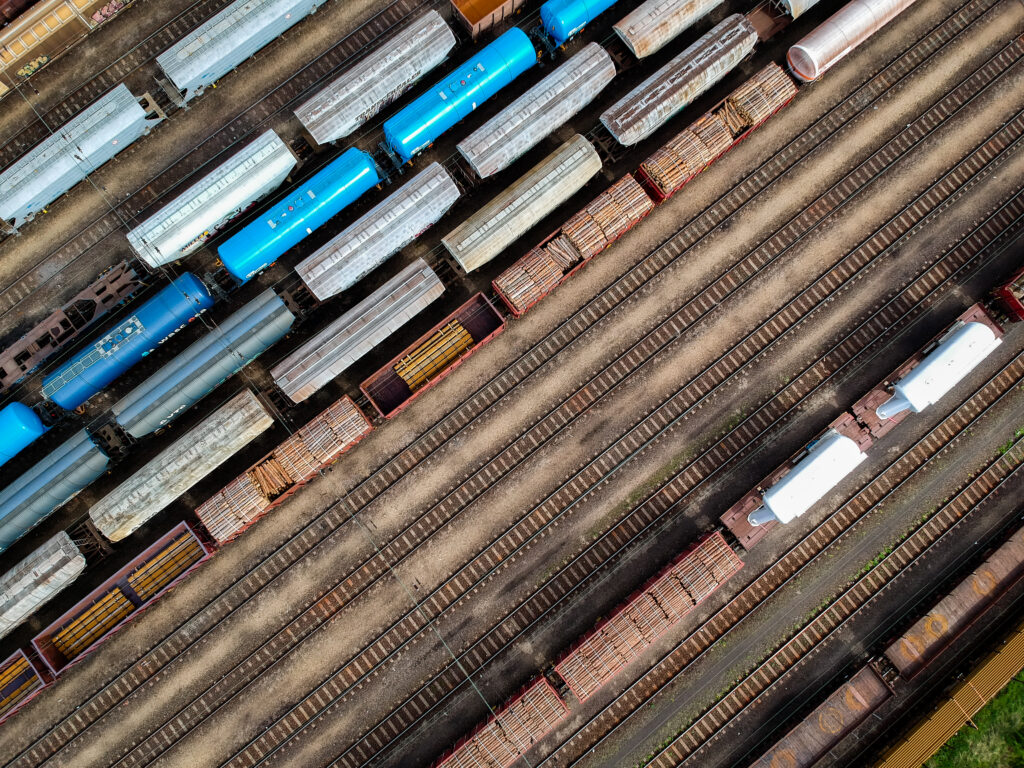 Ferrocarril vs. Carretera: ¿Qué opción es mejor para el transporte de mercancías?